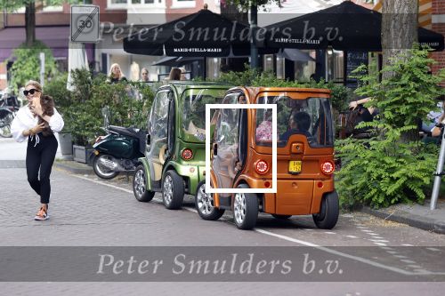 Amsterdam 10 juli 2021
Connie Witteman met haar hondje ,dochter Constanza en kleinkinderen in 2 biro karretjes in Amsterdam zuid