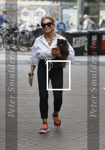 Amsterdam 10 juli 2021
Connie Witteman met haar hondje ,dochter Constanza en kleinkinderen in 2 biro karretjes in Amsterdam zuid
