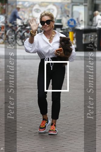 Amsterdam 10 juli 2021
Connie Witteman met haar hondje ,dochter Constanza en kleinkinderen in 2 biro karretjes in Amsterdam zuid