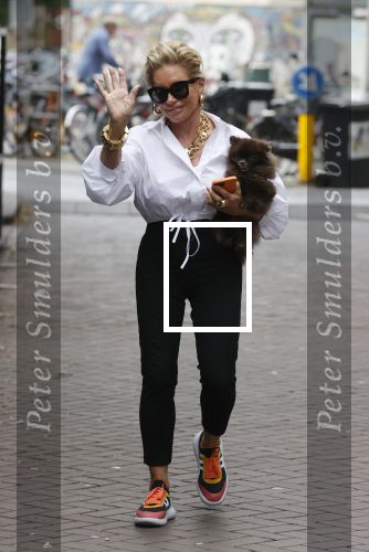 Amsterdam 10 juli 2021
Connie Witteman met haar hondje ,dochter Constanza en kleinkinderen in 2 biro karretjes in Amsterdam zuid