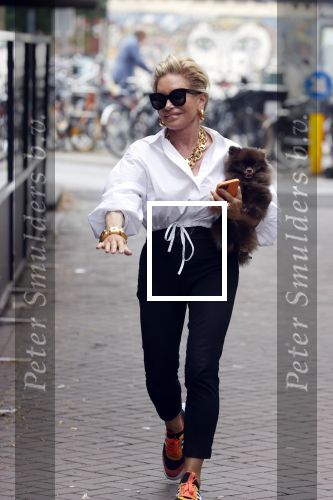 Amsterdam 10 juli 2021
Connie Witteman met haar hondje ,dochter Constanza en kleinkinderen in 2 biro karretjes in Amsterdam zuid
