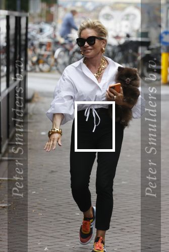 Amsterdam 10 juli 2021
Connie Witteman met haar hondje ,dochter Constanza en kleinkinderen in 2 biro karretjes in Amsterdam zuid