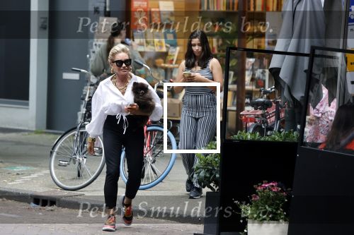 Amsterdam 10 juli 2021
Connie Witteman met haar hondje ,dochter Constanza en kleinkinderen in 2 biro karretjes in Amsterdam zuid