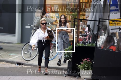 Amsterdam 10 juli 2021
Connie Witteman met haar hondje ,dochter Constanza en kleinkinderen in 2 biro karretjes in Amsterdam zuid