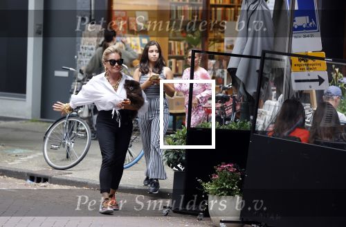 Amsterdam 10 juli 2021
Connie Witteman met haar hondje ,dochter Constanza en kleinkinderen in 2 biro karretjes in Amsterdam zuid