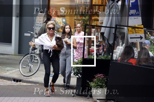 Amsterdam 10 juli 2021
Connie Witteman met haar hondje ,dochter Constanza en kleinkinderen in 2 biro karretjes in Amsterdam zuid