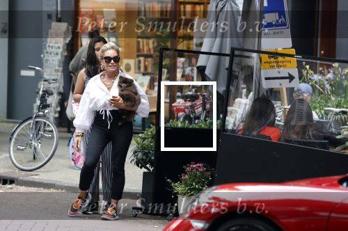 Amsterdam 10 juli 2021
Connie Witteman met haar hondje ,dochter Constanza en kleinkinderen in 2 biro karretjes in Amsterdam zuid