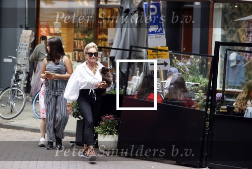 Amsterdam 10 juli 2021
Connie Witteman met haar hondje ,dochter Constanza en kleinkinderen in 2 biro karretjes in Amsterdam zuid