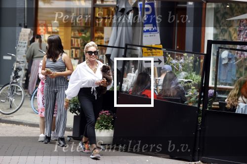 Amsterdam 10 juli 2021
Connie Witteman met haar hondje ,dochter Constanza en kleinkinderen in 2 biro karretjes in Amsterdam zuid