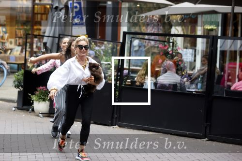 Amsterdam 10 juli 2021
Connie Witteman met haar hondje ,dochter Constanza en kleinkinderen in 2 biro karretjes in Amsterdam zuid