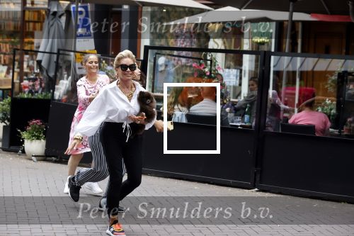 Amsterdam 10 juli 2021
Connie Witteman met haar hondje ,dochter Constanza en kleinkinderen in 2 biro karretjes in Amsterdam zuid
