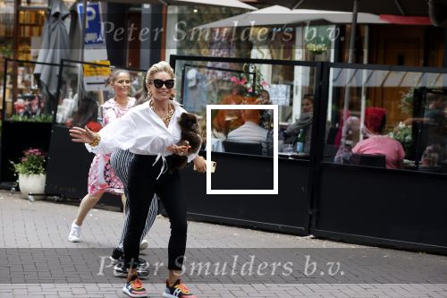 Amsterdam 10 juli 2021
Connie Witteman met haar hondje ,dochter Constanza en kleinkinderen in 2 biro karretjes in Amsterdam zuid