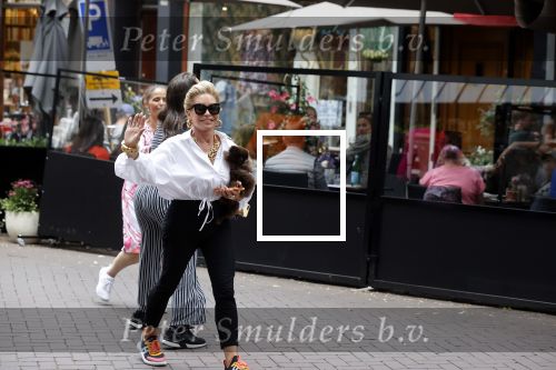 Amsterdam 10 juli 2021
Connie Witteman met haar hondje ,dochter Constanza en kleinkinderen in 2 biro karretjes in Amsterdam zuid