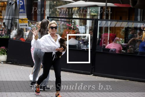 Amsterdam 10 juli 2021
Connie Witteman met haar hondje ,dochter Constanza en kleinkinderen in 2 biro karretjes in Amsterdam zuid