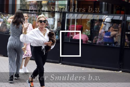 Amsterdam 10 juli 2021
Connie Witteman met haar hondje ,dochter Constanza en kleinkinderen in 2 biro karretjes in Amsterdam zuid