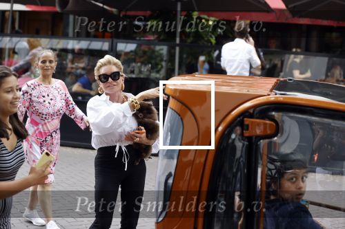 Amsterdam 10 juli 2021
Connie Witteman met haar hondje ,dochter Constanza en kleinkinderen in 2 biro karretjes in Amsterdam zuid