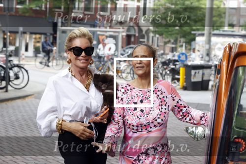 Amsterdam 10 juli 2021
Connie Witteman met haar hondje ,dochter Constanza en kleinkinderen in 2 biro karretjes in Amsterdam zuid