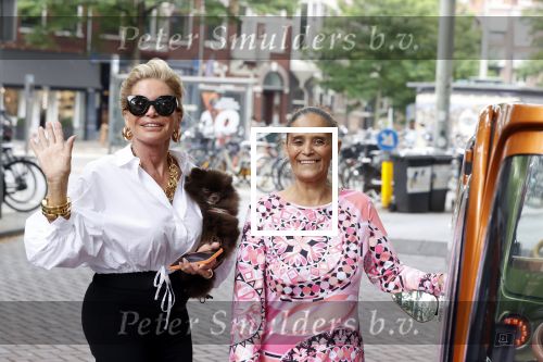 Amsterdam 10 juli 2021
Connie Witteman met haar hondje ,dochter Constanza en kleinkinderen in 2 biro karretjes in Amsterdam zuid