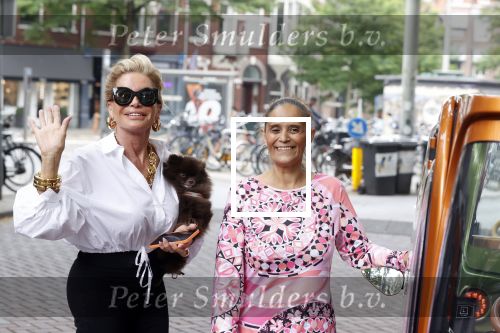 Amsterdam 10 juli 2021
Connie Witteman met haar hondje ,dochter Constanza en kleinkinderen in 2 biro karretjes in Amsterdam zuid