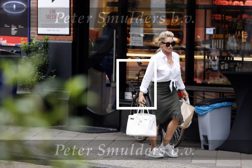 Amsterdam 28 juni 2021
Connie Witteman doet boodschappen op de cornelis schuytstraat
