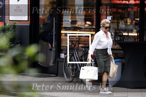 Amsterdam 28 juni 2021
Connie Witteman doet boodschappen op de cornelis schuytstraat