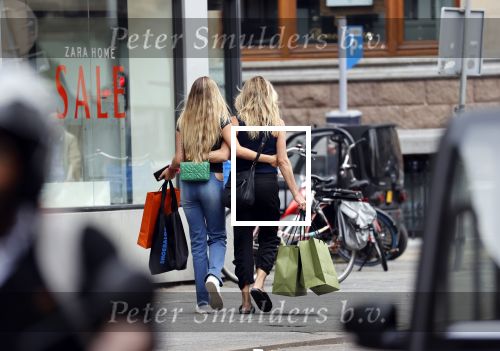 Amsterdam 12 juli 2021
Danielle Oerlemans met haar dochter Fiene Oerlemans op de pc hooftstraat