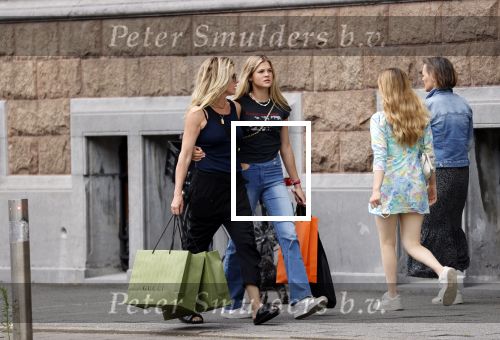 Amsterdam 12 juli 2021
Danielle Oerlemans met haar dochter Fiene Oerlemans op de pc hooftstraat