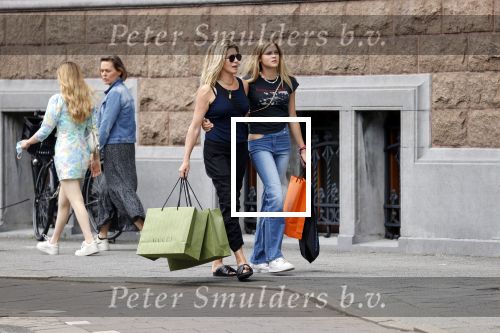 Amsterdam 12 juli 2021
Danielle Oerlemans met haar dochter Fiene Oerlemans op de pc hooftstraat