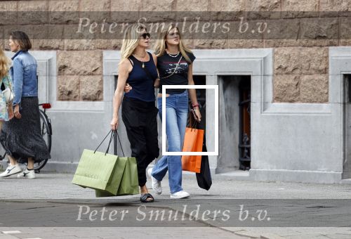 Amsterdam 12 juli 2021
Danielle Oerlemans met haar dochter Fiene Oerlemans op de pc hooftstraat