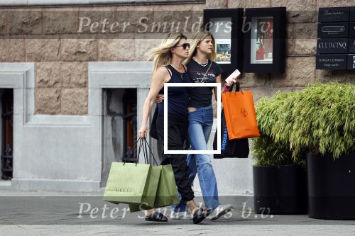 Amsterdam 12 juli 2021
Danielle Oerlemans met haar dochter Fiene Oerlemans op de pc hooftstraat