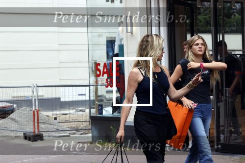 Amsterdam 12 juli 2021
Danielle Oerlemans met haar dochter Fiene Oerlemans op de pc hooftstraat