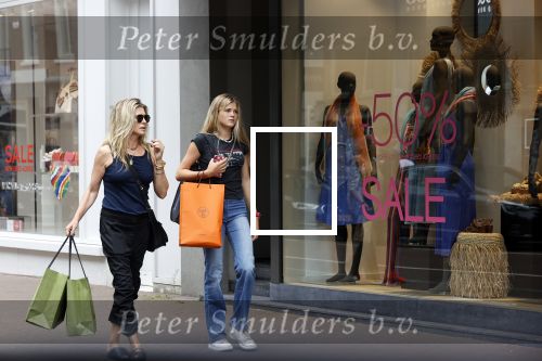 Amsterdam 12 juli 2021
Danielle Oerlemans met haar dochter Fiene Oerlemans op de pc hooftstraat