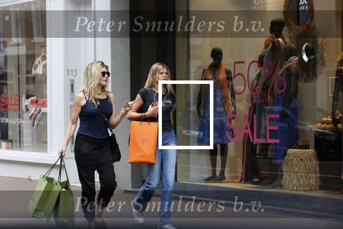 Amsterdam 12 juli 2021
Danielle Oerlemans met haar dochter Fiene Oerlemans op de pc hooftstraat