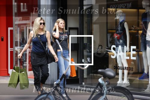 Amsterdam 12 juli 2021
Danielle Oerlemans met haar dochter Fiene Oerlemans op de pc hooftstraat
