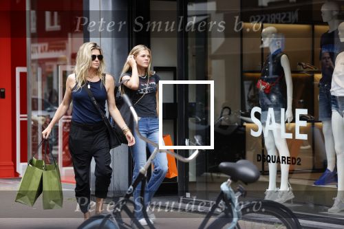 Amsterdam 12 juli 2021
Danielle Oerlemans met haar dochter Fiene Oerlemans op de pc hooftstraat