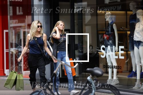 Amsterdam 12 juli 2021
Danielle Oerlemans met haar dochter Fiene Oerlemans op de pc hooftstraat
