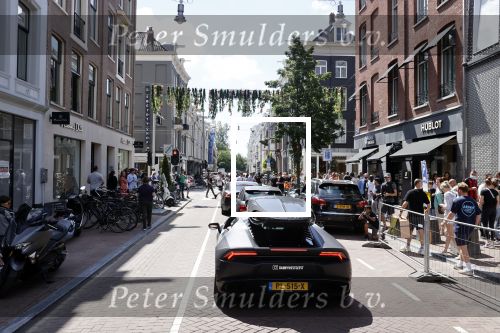 Amsterdam 12 juni 2021
Danny Westgeest in zijn lamborghini op de pc hooftstraat. Heel veel kids maken foto\'s