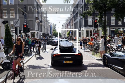 Amsterdam 12 juni 2021
Danny Westgeest in zijn lamborghini op de pc hooftstraat. Heel veel kids maken foto\'s