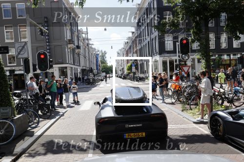 Amsterdam 12 juni 2021
Danny Westgeest in zijn lamborghini op de pc hooftstraat. Heel veel kids maken foto\'s