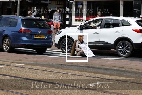 Amsterdam 12 juni 2021
Demonstrante zit midden op de weg op de overtoom