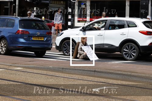 Amsterdam 12 juni 2021
Demonstrante zit midden op de weg op de overtoom