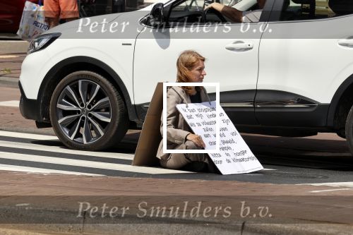 Amsterdam 12 juni 2021
Demonstrante zit midden op de weg op de overtoom