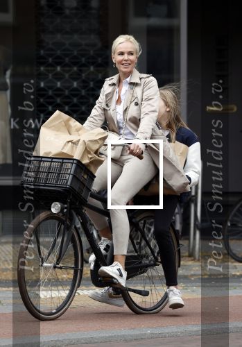 Amsterdam 13 juli 2021
Denise Boekhoff op de fiets in Amsterdam zuid.