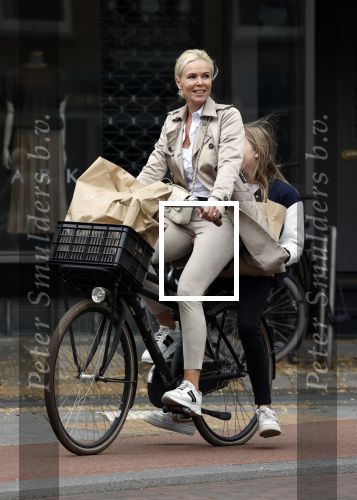 Amsterdam 13 juli 2021
Denise Boekhoff op de fiets in Amsterdam zuid.