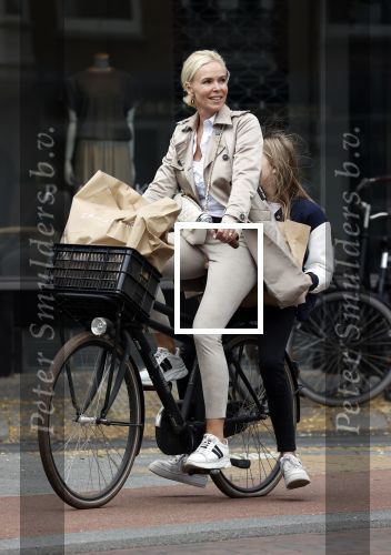 Amsterdam 13 juli 2021
Denise Boekhoff op de fiets in Amsterdam zuid.
