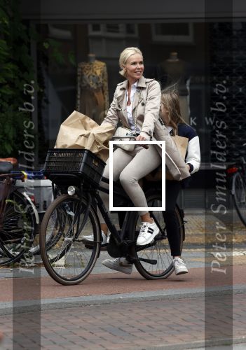 Amsterdam 13 juli 2021
Denise Boekhoff op de fiets in Amsterdam zuid.