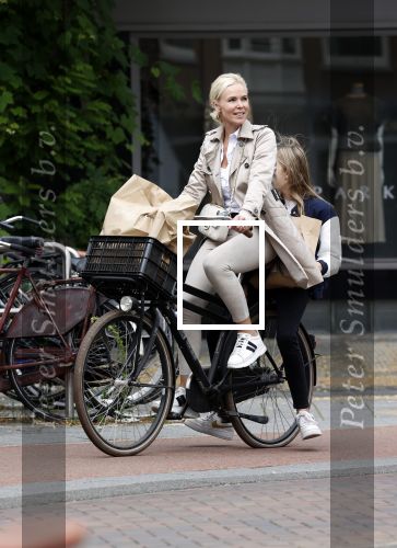 Amsterdam 13 juli 2021
Denise Boekhoff op de fiets in Amsterdam zuid.