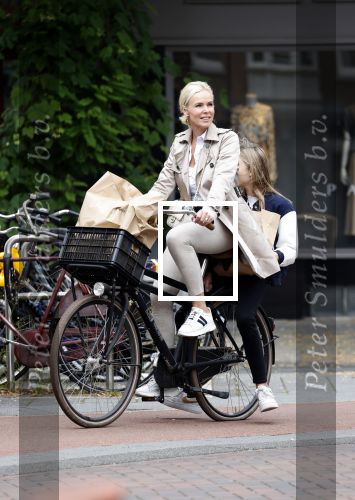 Amsterdam 13 juli 2021
Denise Boekhoff op de fiets in Amsterdam zuid.