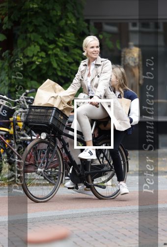 Amsterdam 13 juli 2021
Denise Boekhoff op de fiets in Amsterdam zuid.