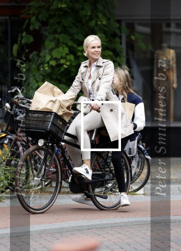 Amsterdam 13 juli 2021
Denise Boekhoff op de fiets in Amsterdam zuid.